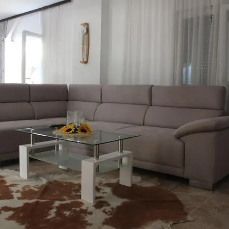 Leona Holiday home *